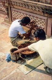Agra;-Artisan;-Artisanat;-Bassine;-Chantier;-Claustra;-Grès-rouge;-Inde;-Itimad-ud-Daulah;-Jali;-Kaleidos;-Kaleidos-images;-La-parole-à-limage;-Moghols;-Pâte;-Pierre;-Restauration;-Stories-Pictures;-Tarek-Charara;-Uttar-Pradesh;-Vue-plongeante